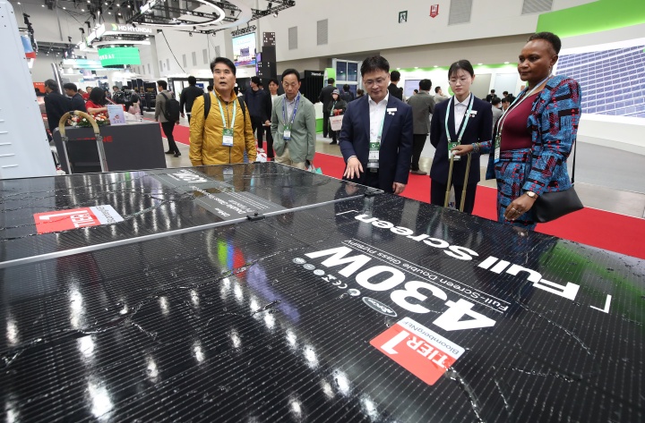'2025 국제그린에너지엑스포'서 선보인 풀 스크린 방식의 태양광 모듈.(ⓒ뉴스1, 무단 전재-재배포 금지)