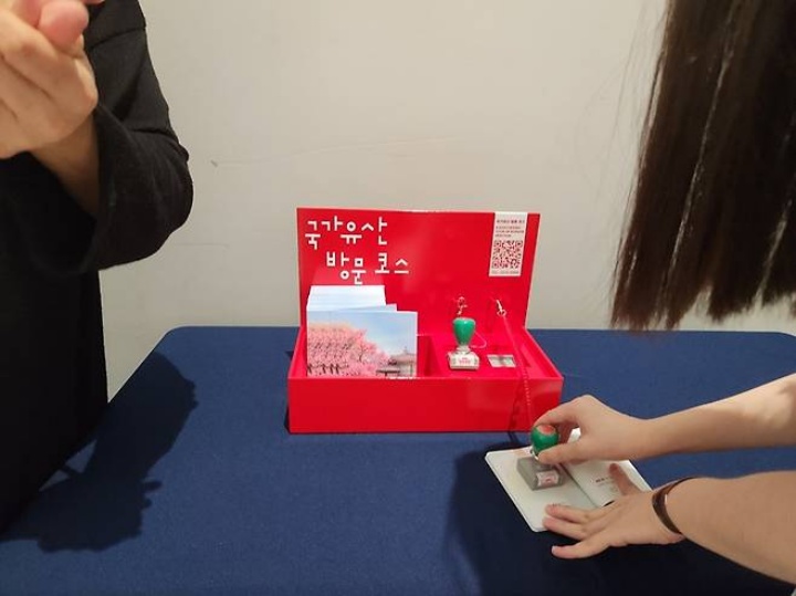 나도 줄을 서서 기다렸다가 스탬프를 찍고 예쁜 굿즈를 받았다.