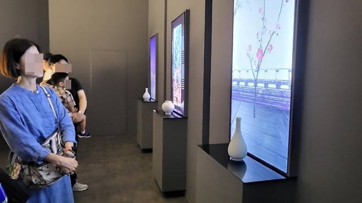 전시 매체를 이용해 체험하는 관람객들.