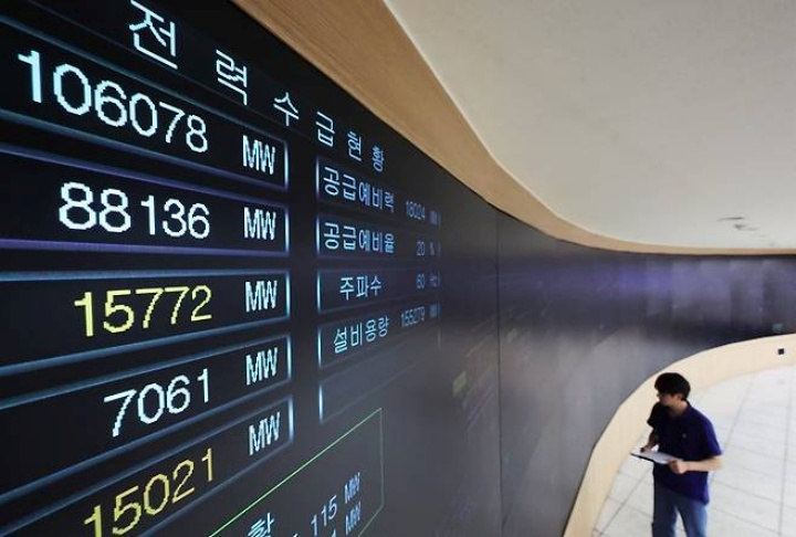 폭염이 이어지며 전력 수요도 증가하고 있는 지난달 28일 경기도 수원시 영통구 한국전력공사 경기본부 전력관리처 계통운영센터에서 관계자들이 전력수급상황을 주시하고 있다.(사진=저작권자(c) 연합뉴스, 무단 전재-재배포 금지)