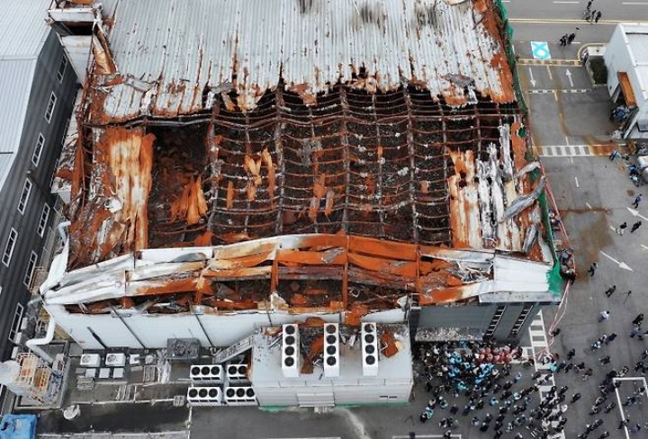 24일 경기도 화성시 아리셀 화재 사고 현장에서 열린 '아리셀 참사 1주기 현장 추모 위령제' 모습.(ⓒ뉴스1, 공동취재, 무단 전재-재배포 금지)