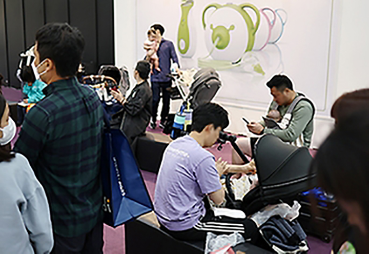 아빠들이 베이비페어에서 유아용품을 살펴보고 있다. (ⓒ뉴스1, 무단 전재-재배포 금지)