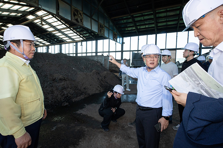 김성환 환경부 장관이 충남 아산시 소재 가축분뇨 활용 바이오가스 생산시설을 방문해 운영 현황을 점검하고 있다. 2025.7.25 (ⓒ뉴스1, 무단 전재-재배포 금지)