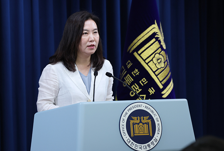 강유정 대통령실 대변인이 19일 서울 용산구 대통령실 청사에서 주치의 관련 브리핑을 하고 있다. 이날 대통령실은 이재명 대통령의 양방 주치의로 박상민 서울대 가정의학과 교수를 위촉했다고 발표했다. 2025.6.19 (ⓒ뉴스1, 무단 전재-재배포 금지)