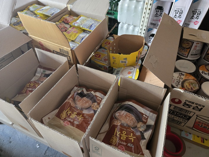 안부살핌 대상자에게 전달할 각종 생필품을 분류·포장하고 있다. (출처=대전 중구청)