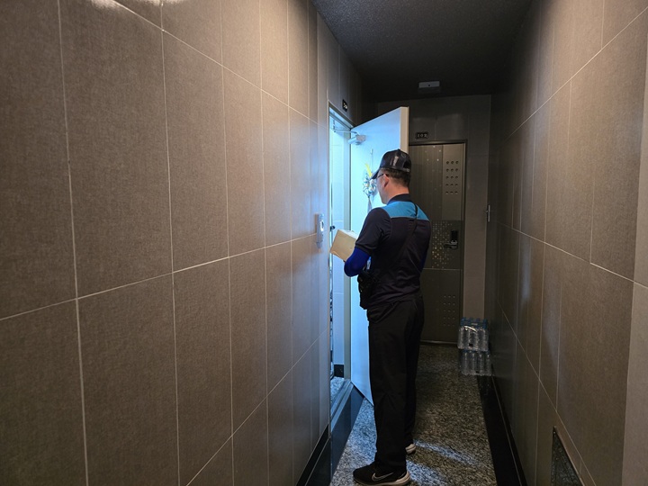 안부살핌 대상자에게 생필품 상자를 전달하며 안부를 묻고 있다.