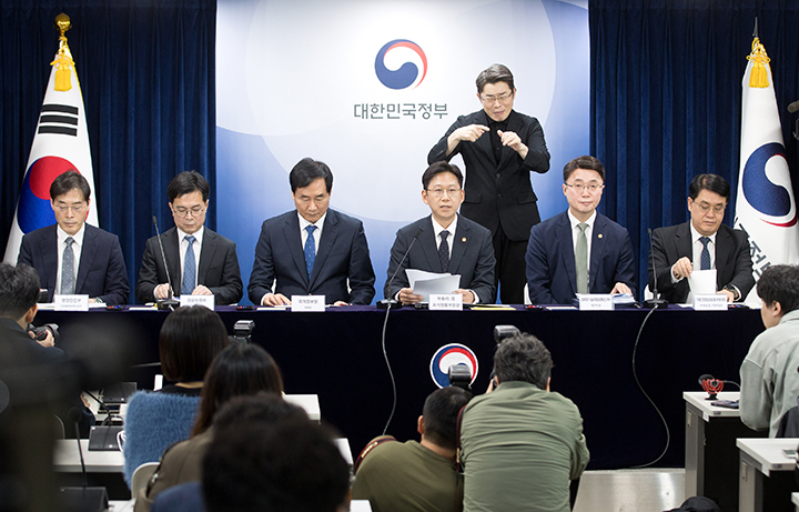 배경훈 부총리 겸 과학기술정보통신부 장관이 22일 오후 서울 종로구 정부서울청사 본관 브리핑룸에서 범부처 정보보호 종합대책' 관련 브리핑을 하고 있다. 왼쪽부터 이용석 행정안전부 디지털정부혁신실장, 신진창 금융위원회 사무처장, 김창섭 국가정보원 제3차장, 배경훈 부총리, 류제명 과학기술정보통신부 제2차관, 이정렬 개인정보보호위원회 사무처장(부위원장 직무대리).(사진=과기정통부 제공)