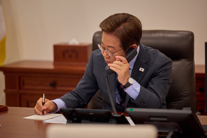 이재명 대통령이 12일 서울 용산구 대통령실 청사 집무실에서 르엉 끄엉 베트남 국가주석과 전화 통화를 하고 있다. (대통령실 제공. 재판매 및 DB 금지) 2025.6.12(ⓒ뉴스1, 무단 전재-재배포 금지)