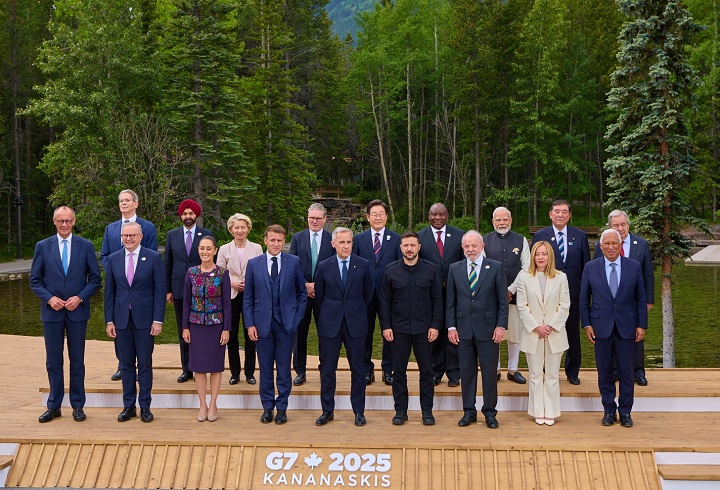 이재명 대통령(뒷줄 가운데)이 17일(현지시간) 캐나다 앨버타주 캐내내스키스 주요 7개국(G7) 정상회의장에서 G7 및 초청국 정상들과 기념촬영을 하고 있다. 2025.6.18(저작권자(c) 연합뉴스, 무단 전재-재배포 금지)
