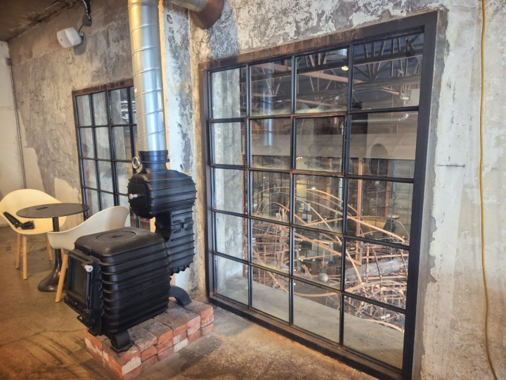 물품 보관 '대림창고' 갤러리 겸 대형 카페.