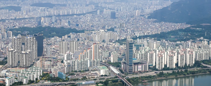 서울 송파구 롯데월드타워에서 바라본 한강변 아파트 단지. 2025.9.29. (ⓒ뉴스1, 무단 전재-재배포 금지)