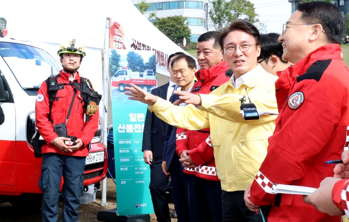 김민석 국무총리가 22일 오전 충남 공주시 금강변에서 열린 2025 산불진화 통합훈련에 앞서 산불진화 장비들에 대한 설명을 들으며 김인호 산림청장과 이야기를 나누고 있다. 2025.10.22. (ⓒ뉴스1, 무단 전재-재배포 금지)