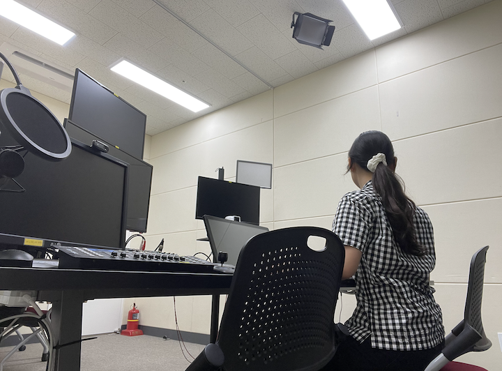 '공유누리'를 통해 빌린 시설에서 촬영 작업을 준비하고 있는 모습.