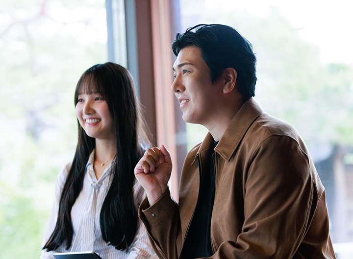 김프로와 유백합이 지난 16일 "APEC 2025 코리아, 파이팅!"을 외치며 성공 개최를 응원했다.(사진=문화체육관광부 국민소통실 윤종규, 무단 전재-재배포 금지)