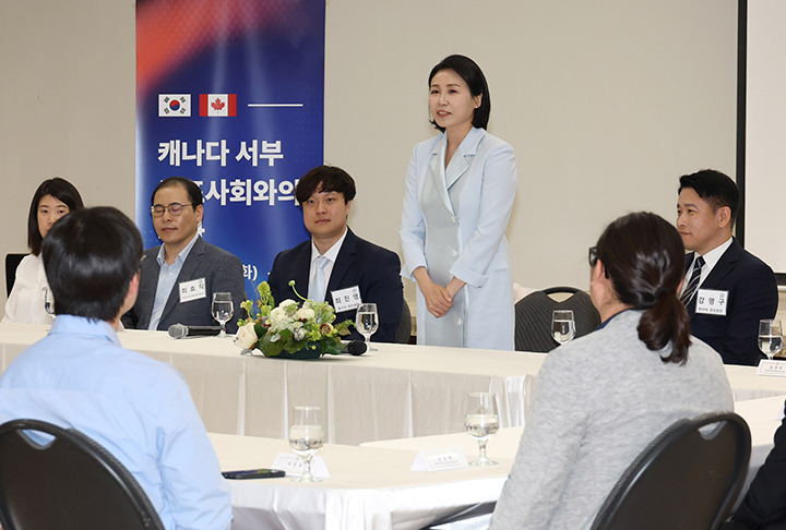G7 정상회의에 참석하는 이재명 대통령과 함께 캐나다를 방문한 김혜경 여사가 17일(현지시간) 캘거리 한인회관에서 열린 캐나다 서부 동포사회와의 대화에서 인사말을 하고 있다. 2025.6.18 (사진=저작권자(c) 연합뉴스, 무단 전재-재배포 금지)