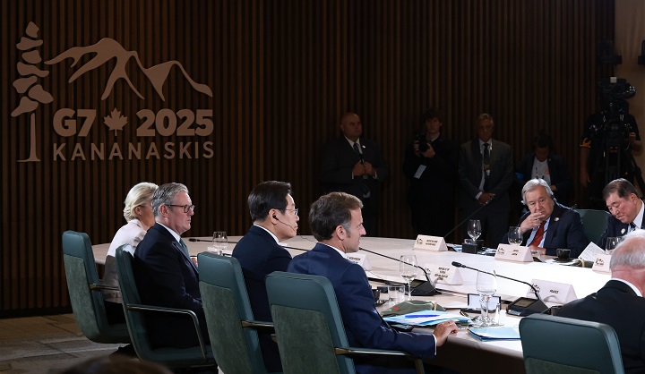이재명 대통령이 17일(현지시간) 캐나다 앨버타주 캐내내스키스 주요 7개국(G7) 정상회의장에서 업무 오찬을 겸해 열린 G7 정상회의 확대 세션에 참석해 있다. 2025.6.18(저작권자(c) 연합뉴스, 무단 전재-재배포 금지)