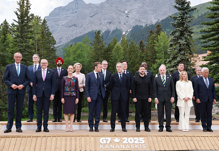 이재명 대통령이 17일(현지시간) 캐나다 앨버타주 캐내내스키스 주요 7개국(G7) 정상회의장에서 안토니우 구테레쉬 유엔 사무총장과 의장국 마크 카니 캐나다 총리, 이시바 시게루 일본 총리 등 G7 및 초청국 정상들과 함께 기념촬영을 하고 있다. 2025.6.18 (사진=저작권자(c) 연합뉴스, 무단 전재-재배포 금지)