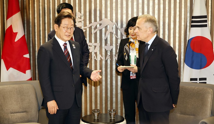 이재명 대통령이 17일(현지시간) 캐나다 앨버타주 캐내내스키스 주요 7개국(G7) 정상회의장에서 마크 카니 캐나다 총리와 한·캐나다 정상회담을 하고 있다. 2025.6.18(저작권자(c) 연합뉴스, 무단 전재-재배포 금지)
