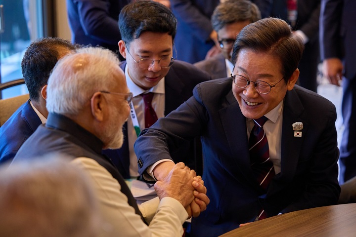 이재명 대통령과 나렌드라 모디 인도 총리가 17일(현지시간) 캐나다 앨버타주 캐내내스키스 주요 7개국(G7) 정상회의장에서 정상회담 중 손을 잡고 있다. 2025.6.18(저작권자(c) 연합뉴스, 무단 전재-재배포 금지)