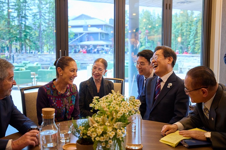 이재명 대통령과 클라우디아 셰인바움 멕시코 대통령이 17일(현지시간) 캐나다 앨버타주 캐내내스키스 주요 7개국(G7) 정상회의장에서 정상회담을 하고 있다. 2025.6.18(저작권자(c) 연합뉴스, 무단 전재-재배포 금지)