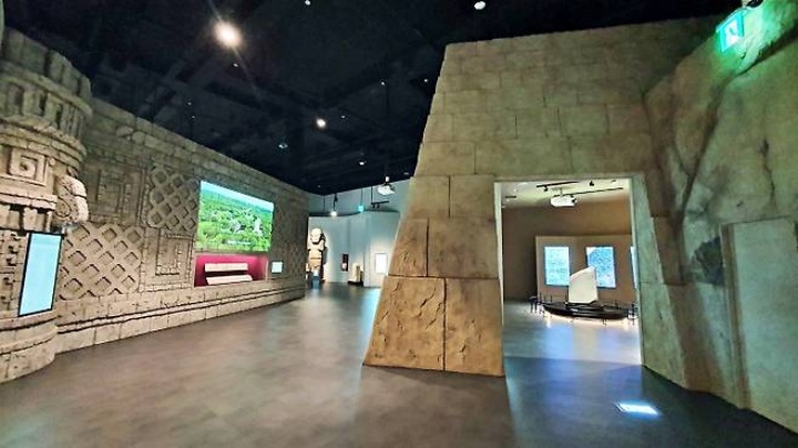 문자의 발생과 확산을 따라, 시간의 터널을 걷는 듯한 몰입감.