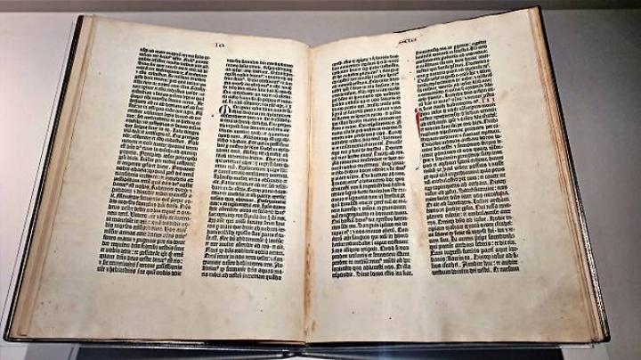 문자가 종이를 만났을 때, 지식은 비로소 세상으로 흘러가기 시작했다.