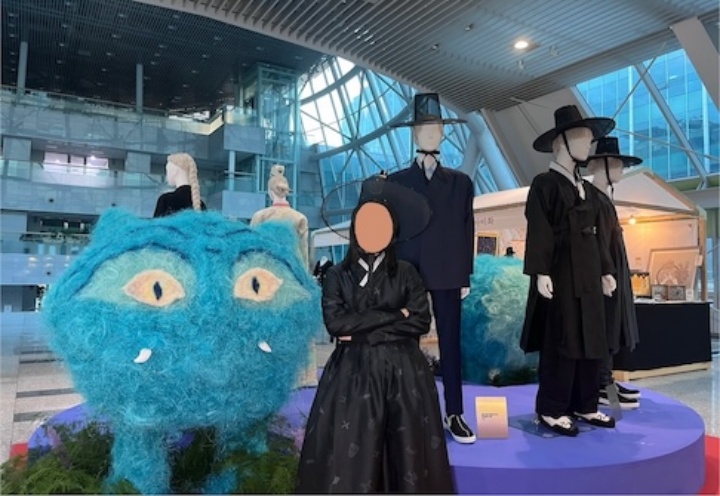 직접 한복을 체험하는 기자의 모습.