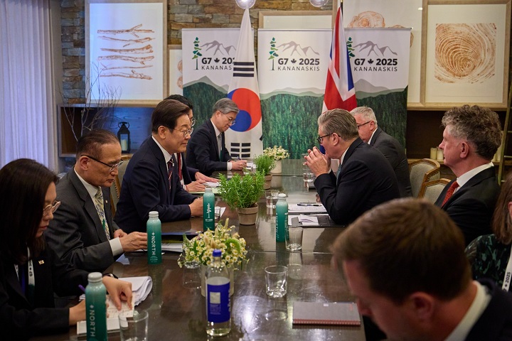 이재명 대통령이 17일(현지시간) 캐나다 앨버타주 캐내내스키스 주요 7개국(G7) 정상회의장에서 키어 스타머 영국 총리와 한영 정상회담을 하고 있다. 2025.6.18(저작권자(c) 연합뉴스, 무단 전재-재배포 금지)