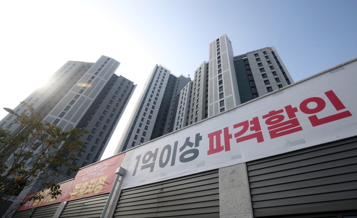 대구 서구 내당동 반고개역 푸르지오 아파트에 '1억 이상 파격 할인' 현수막이 걸려 있다.2024.10.8. (ⓒ뉴스1, 무단 전재-재배포 금지)