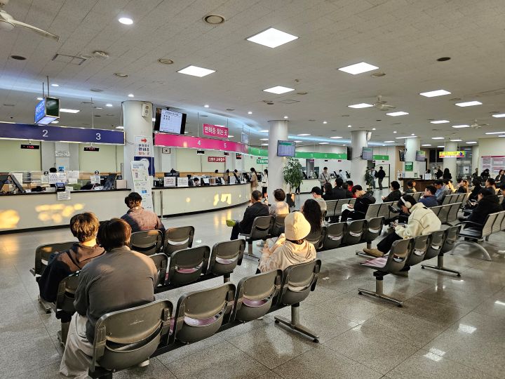 운전면허 갱신을 위해 방문한 용인운전면허시험장. 평일 퇴근 시간이 다 될 때임에도 많은 방문객이 현장에서 대기중이었다.