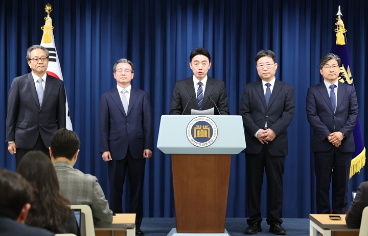 강훈식 대통령 비서실장이 6일 서울 용산구 대통령실 청사에서 수석비서관 인선 발표을 하고 있다. 왼쪽부터 문진영 사회수석, 김용범 정책실장, 강 비서실장, 하준경 경제성장수석, 류덕현 수석급 재정기획보좌관. 2025.6.6.(ⓒ뉴스1, 무단 전재-재배포 금지)