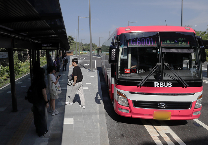서울 영등포구 당산역 광역환승센터에서 시민들이 광역버스를 이용하고 있는 모습. 2024.8.31. (ⓒ뉴스1, 무단 전재-재배포 금지)