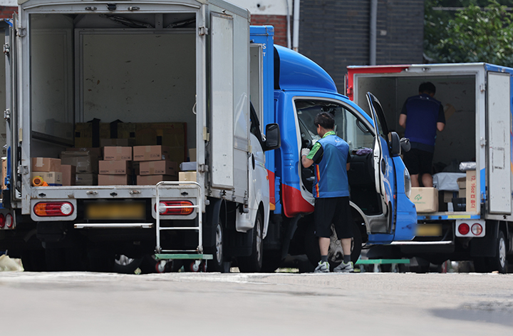 서울 시내 한 택배물류센터에서 노동자가 택배 분류 작업을 하고 있다. 2025.7.9 (ⓒ뉴스1, 무단 전재-재배포 금지)