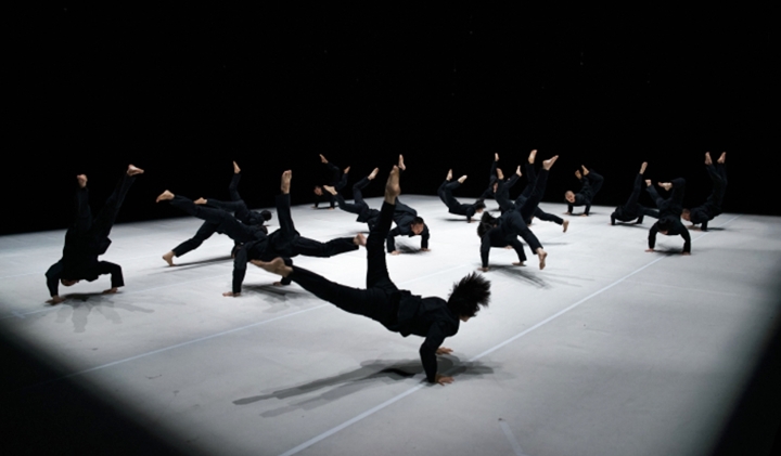 한 몸처럼 움직이는 현대무용수들. (출처=아르코·대학로예술극장 누리집)