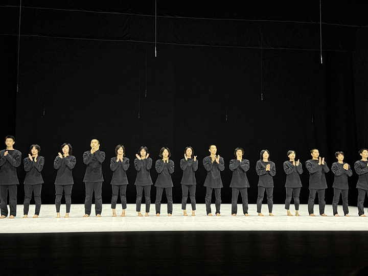 관객들을 향해 감사의 뜻을 표하는 무용수들.