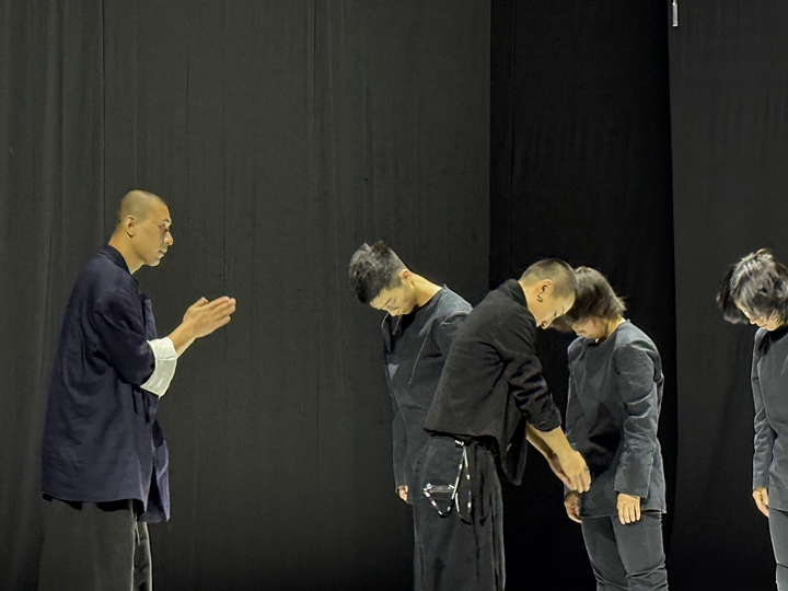 안무가와 무용수도 서로 인사하며 마무리 지었다.