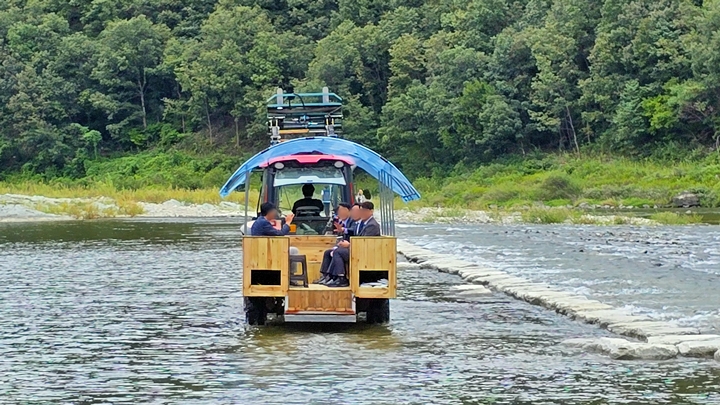 트랙터를 타고 낙동강을 건너 맹개마을로 이동하고 있다.