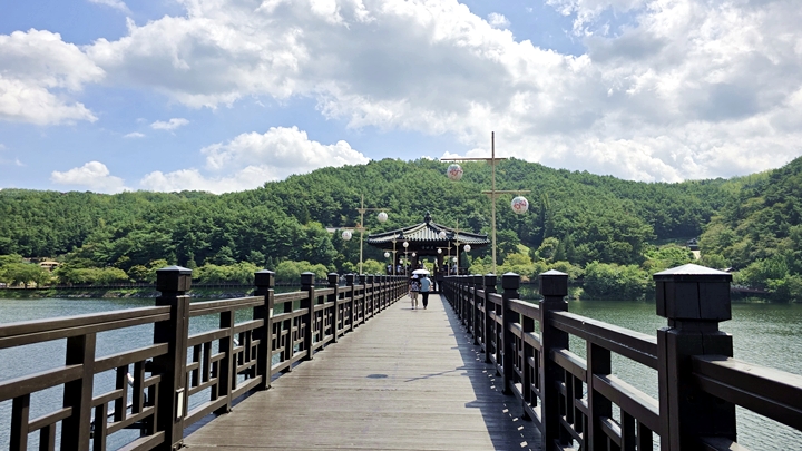 야경이 특히 아름다운 월영교.