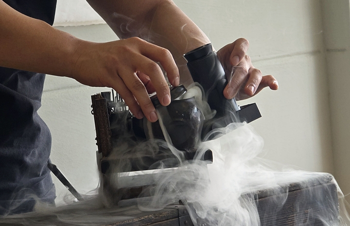 드라이아이스를 사용해 칵테일을 제조하고 있다.