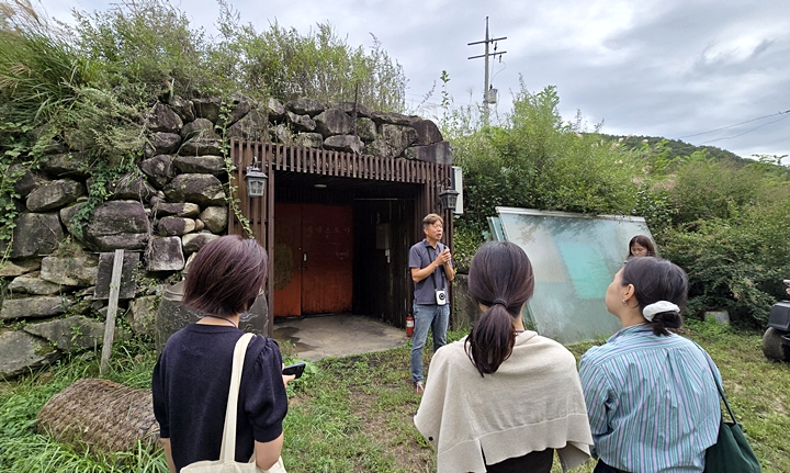 박성호 이사가 맹개술도가(토굴)앞에서 설명을 하고 있다.