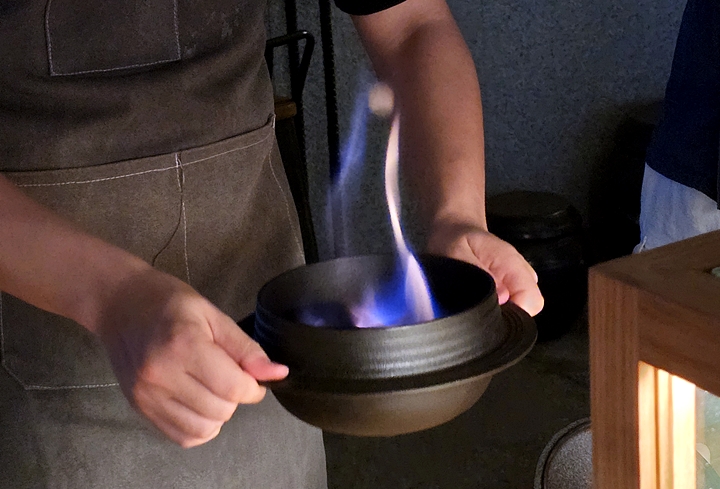 불도 사용해 칵테일을 제조하고 있다.