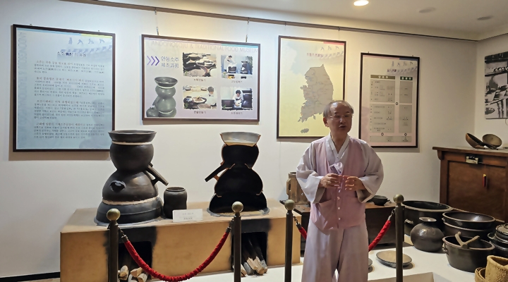 김연박 명인이 소주에 관해 들려주고 있다.