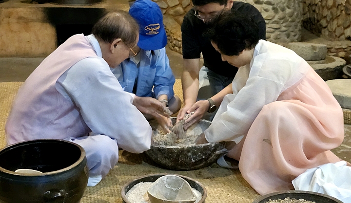 김연박 명인과 배경화 문화재 보유자, 참가자들이 누룩 만드는 체험을 하고 있다.