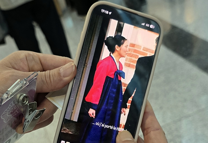 미희 씨가 결혼식 날 입은 사진을 보여주고 있다.