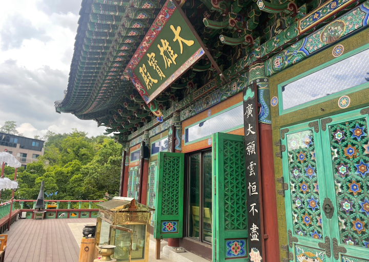 도심 한편에 위치한 고즈넉한 공간인 연화사의 모습.