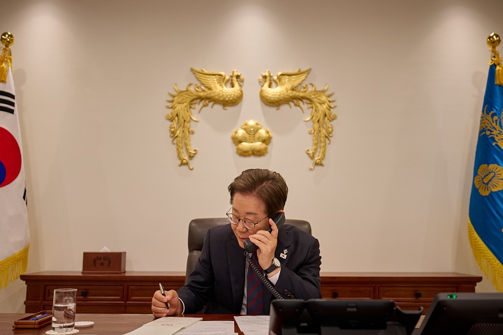 이재명 대통령이 10일 서울 용산구 대통령실 청사 집무실에서 시진핑 중국 국가주석과 전화 통화를 하고 있다.(대통령실 제공. 재판매 및 DB 금지) 2025.6.10(ⓒ뉴스1, 무단 전재-재배포 금지)