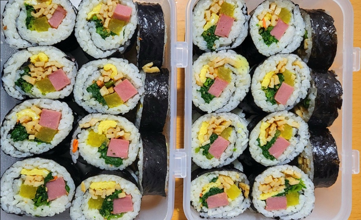 자주 가는 김밥집에서도 '용기'를 내봤다! 다회용기에 음식을 포장해 올 수 있었다.