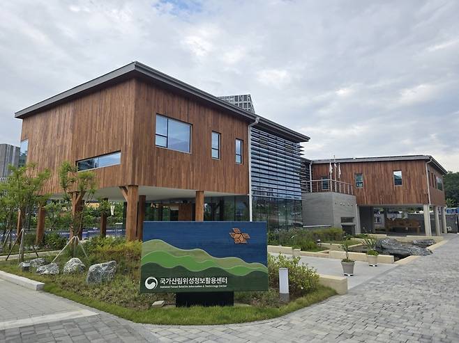 산불 피해목을 입면 자재로 활용한 국가산림위성정보활용센터 전경