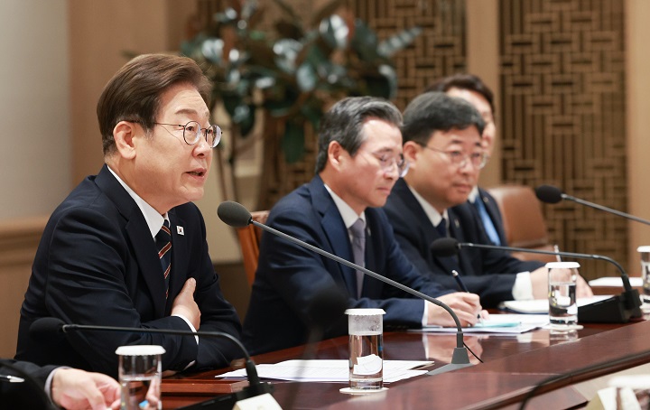 이재명 대통령이 9일 서울 용산 대통령실 청사에서 열린 비상경제점검 2차 태스크포스(TF)회의에서 발언하고 있다. 2025.6.9 [대통령실통신사진기자단](저작권자(c) 연합뉴스, 무단 전재-재배포 금지)