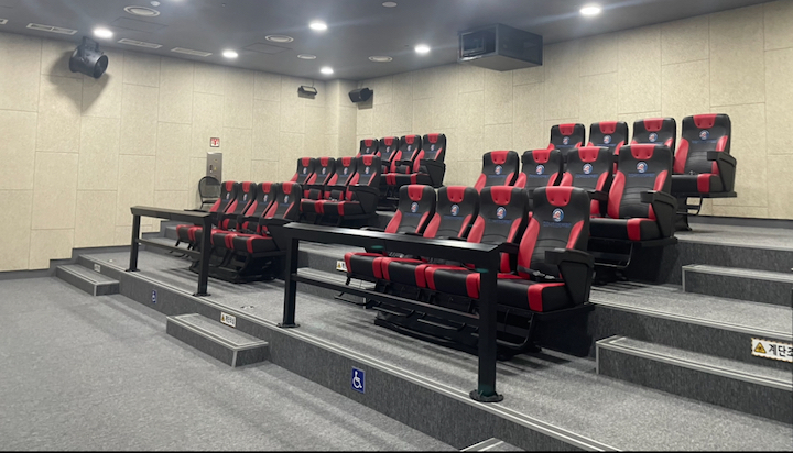 재난 관련 영상물을 실감 나게 시청할 수 있도록 마련된 4D 체험관.